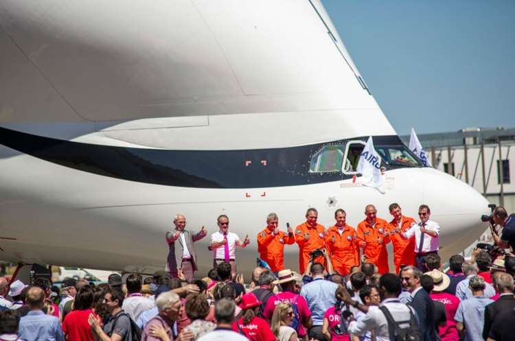 airbus beluga xl flugzeug walförmig riesen modell