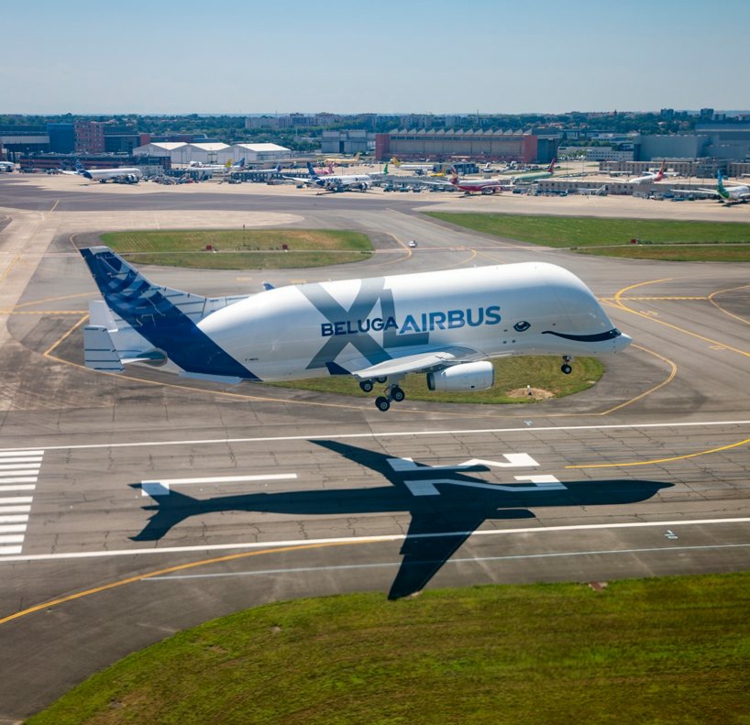 airbus beluga xl walförmig flugzeug super transporter