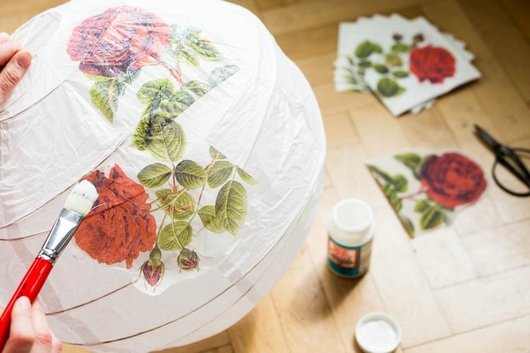 anleitung papierlampe ikea dekorieren servietten rosen