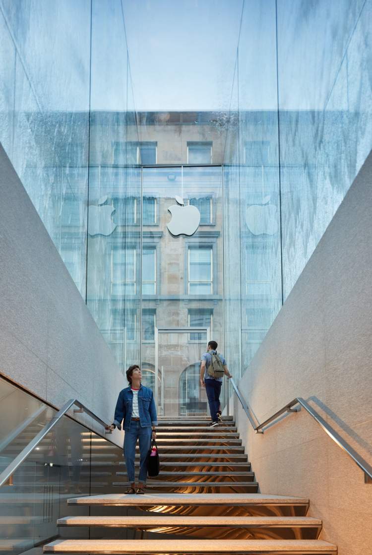 apple shop mailand moderne architektur brunnen glas