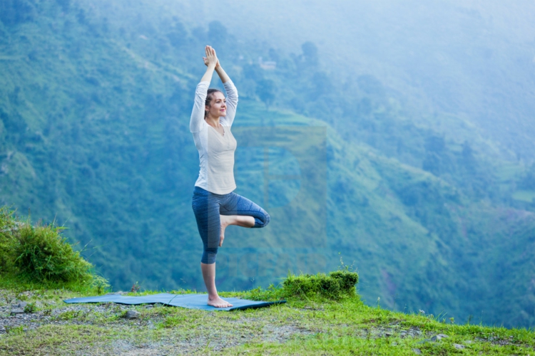 baumhaltung yoga übungen zum abnehmen stehend