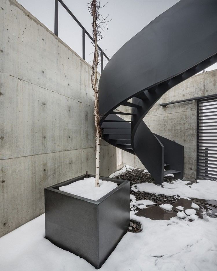 betonhaus innenhof winter wendeltreppe stahl