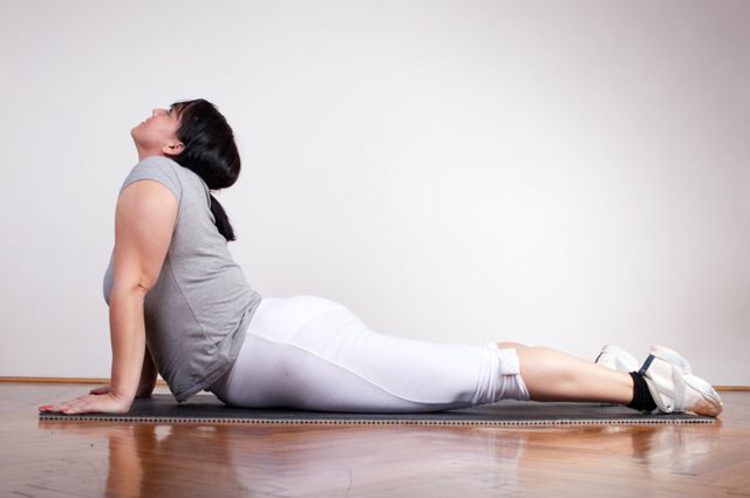 cobra pose yoga übungen zum abnehmen liegend plus size frau