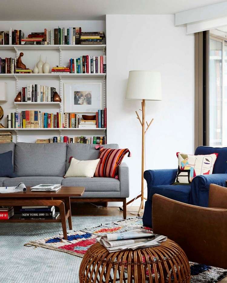 einfaches regal hinter couch bücher deko ausstellen