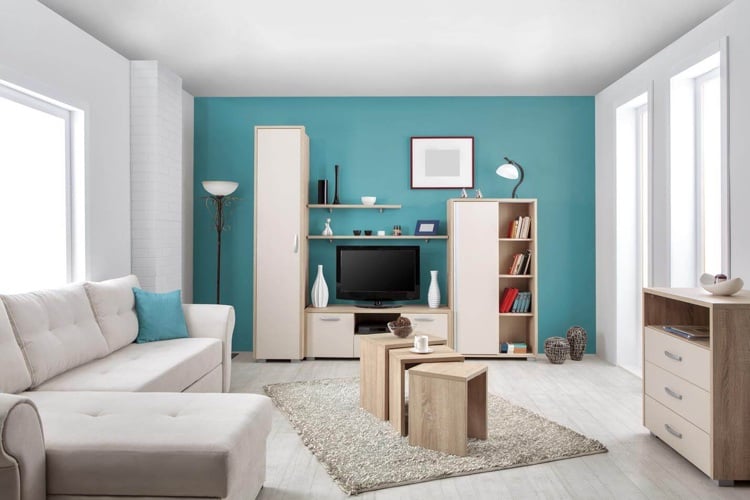 farbige wand hinter tv türkis weiße decke wohnzimmer helle holzmöbel