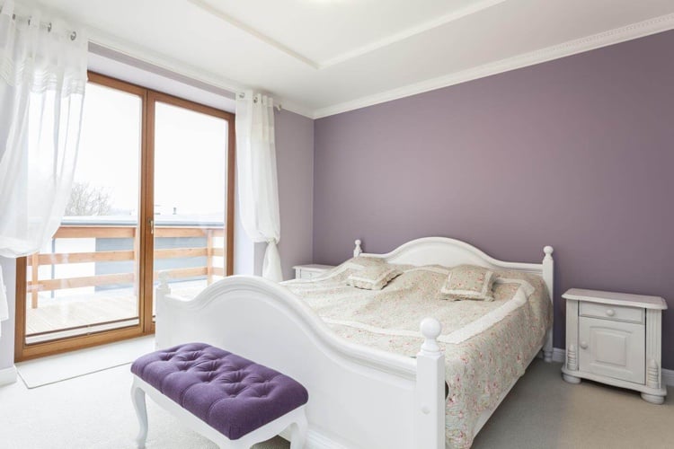 farbige wände schlafzimmer lavendel weiße decke landhausstil
