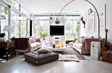 fernseher vor fenster aufstellen tv gerät im wohnzimmer positionieren hängelampe sofa