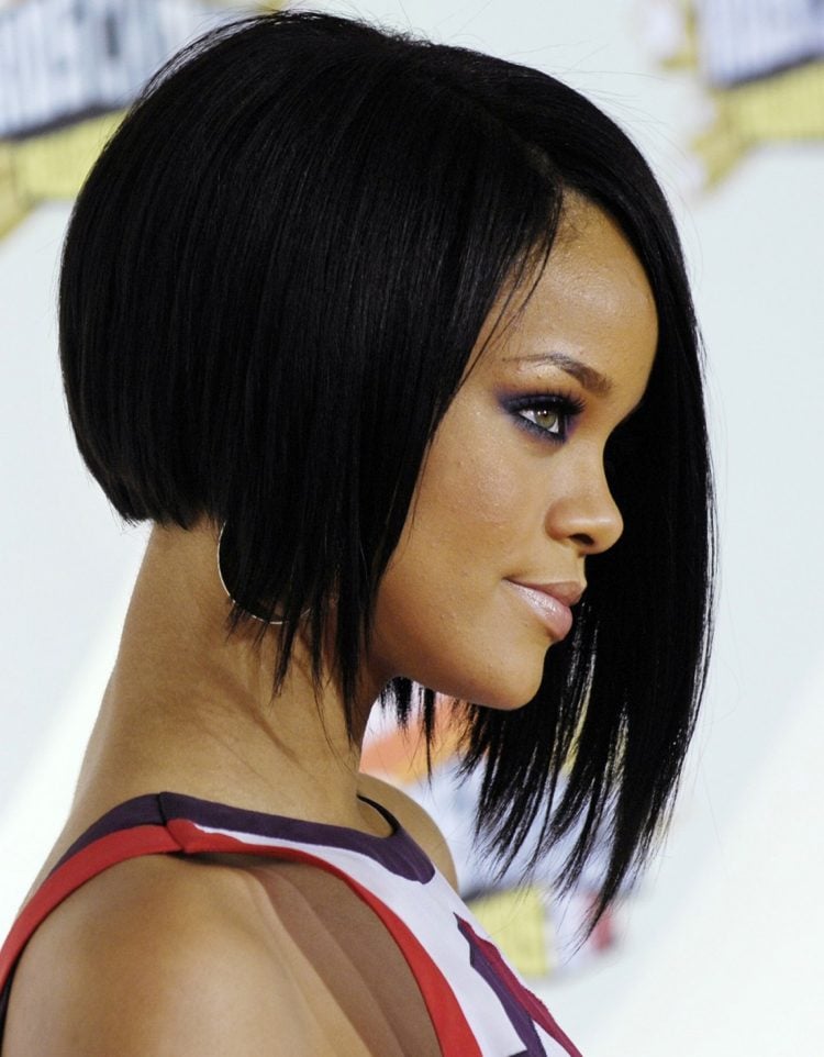 frisuren bob hinten kurz vorne lang tiefer Seitenscheitel glattes Haar Rihanna