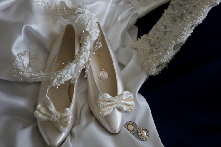 glücksbringer zur hochzeit glückssymbole münze brautschuhe gold silber