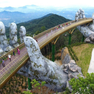 goldene Brücke in Vietnam Ausblick auf die Landschaft