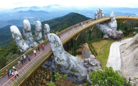 goldene Brücke in Vietnam Ausblick auf die Landschaft