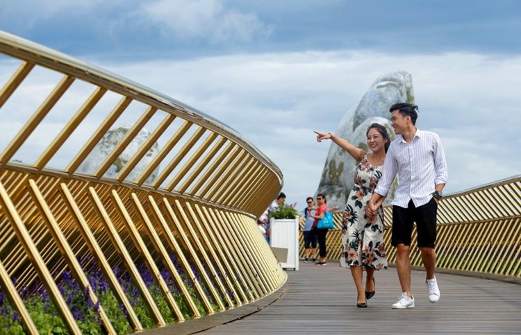 goldene Brückengeländer und lila Lobelien Touristenattraktion Vietnam