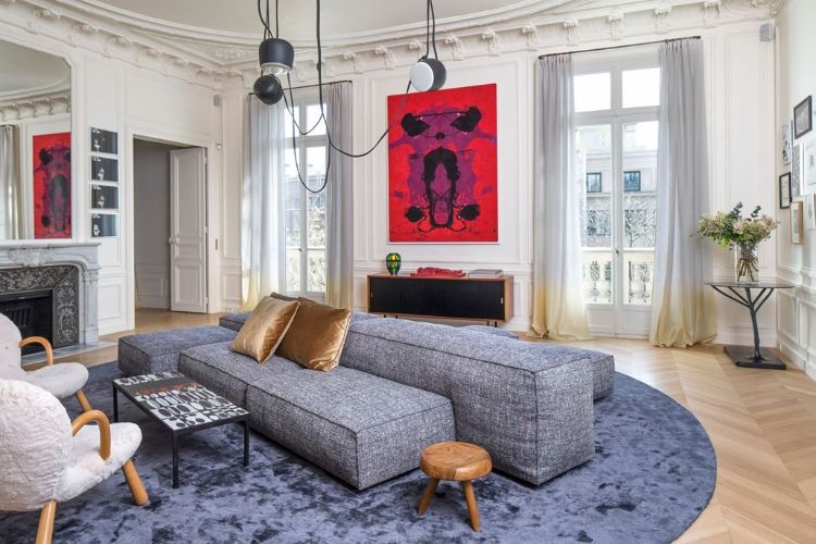 großraum sitzmöbel couchgruppe pendelleuchte holz hocker kamin spiegel art gestalterisch malerei plüsch teppich altbauwohnung