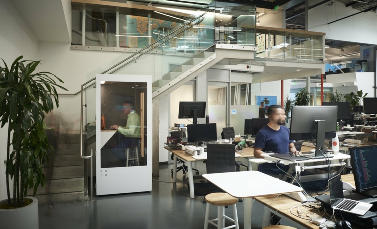 großraumbüro privater arbeitsplatz aus recycelten plastikflaschen nachhaltig room one