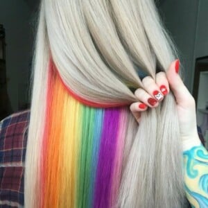 haarfarben trends versteckte regenbogen haare blondes deckhaar