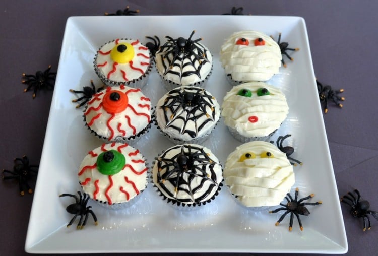 halloween muffins deko augäpfel spinnenetz mumie