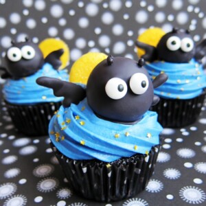 halloween muffins deko fledermaus niedlich blaue haube goldsterne