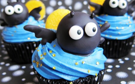 halloween muffins deko fledermaus niedlich blaue haube goldsterne