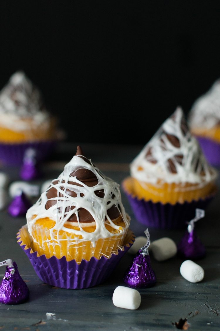 halloween muffins dekorieren spinnweben marschmallow