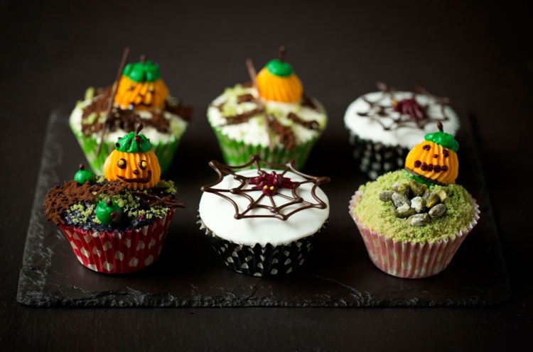 halloween rezepte muffins dekorieren kürbisse spinnennetz