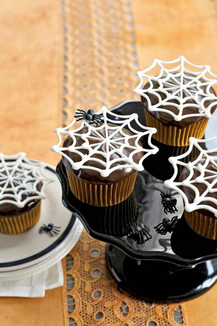 halloween süßes spinnennetz spine schokomuffins dekor