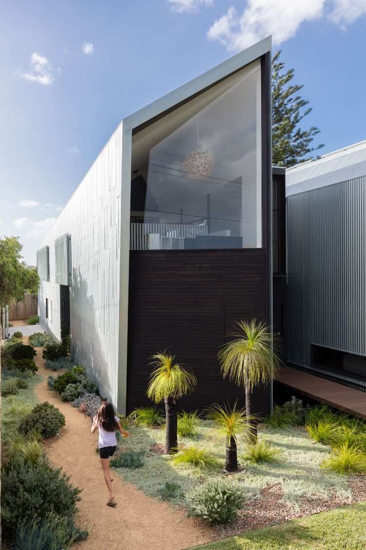 haus mit anbau iron maiden house giebelhaus designer architekten hinterhof garten gehweg kind palmen