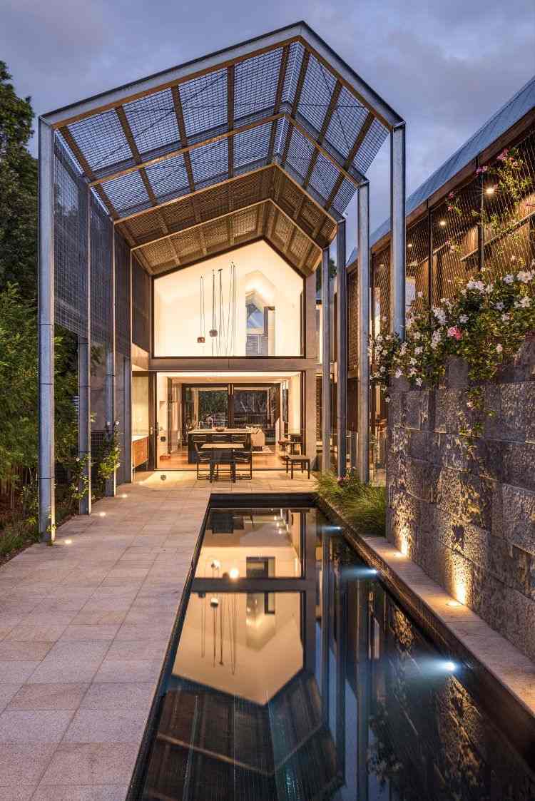 haus mit anbau iron maiden house giebelhaus designer architekten teich überdachung längs durchgang