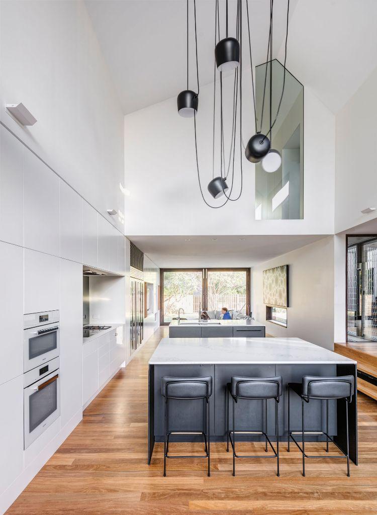 haus mit anbau iron maiden house giebelhaus minimalistisch küche kücheninsel weiß pendelleuchte