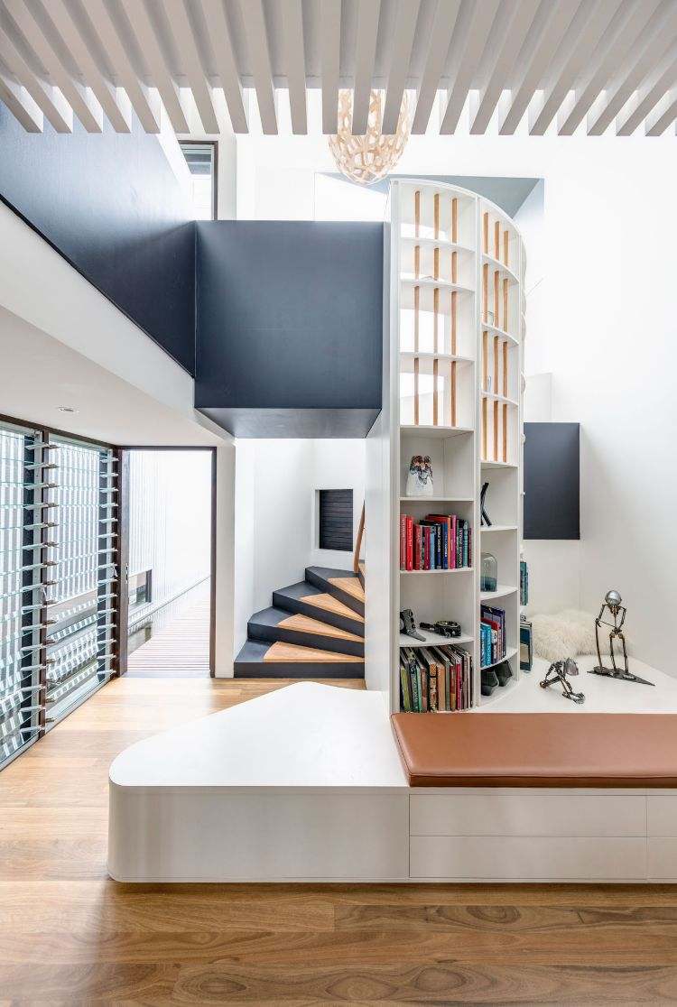 haus mit anbau iron maiden house giebelhaus minimalistisch wohnraum treppenhaus designer figuren formen regal