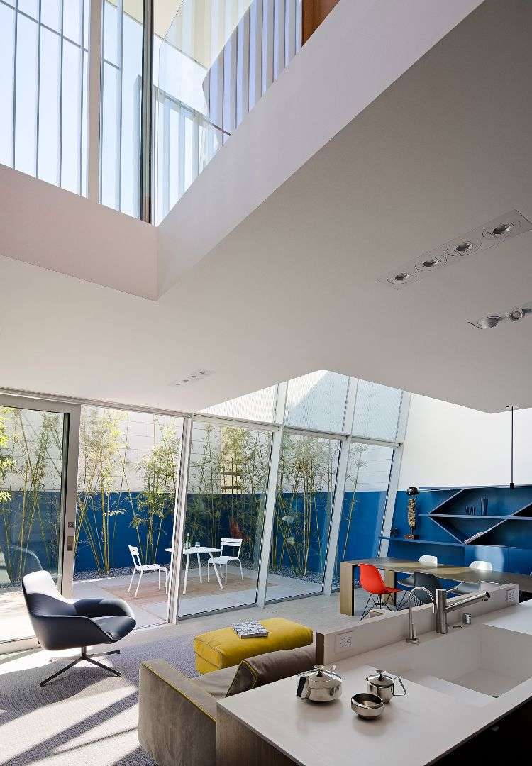 haus mit glasfront dreistöckig neubau design glasfenster küchenspüle modern polstermöbel