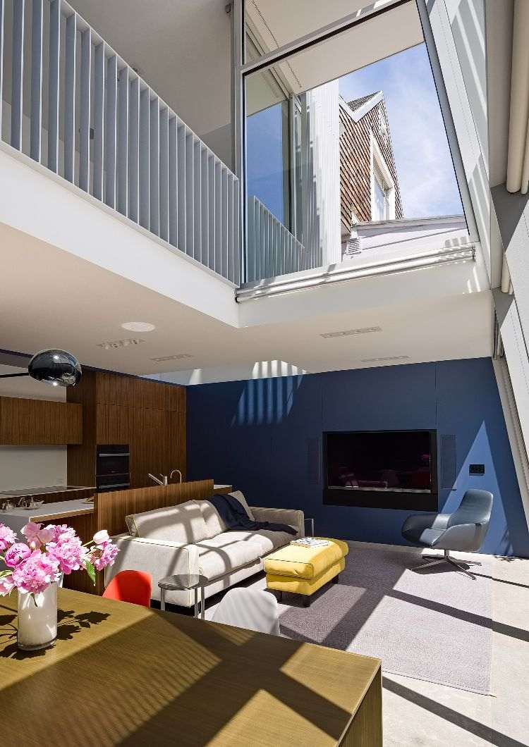 haus mit glasfront dreistöckig neubau design zweite etage decke möbel wohnzimmer