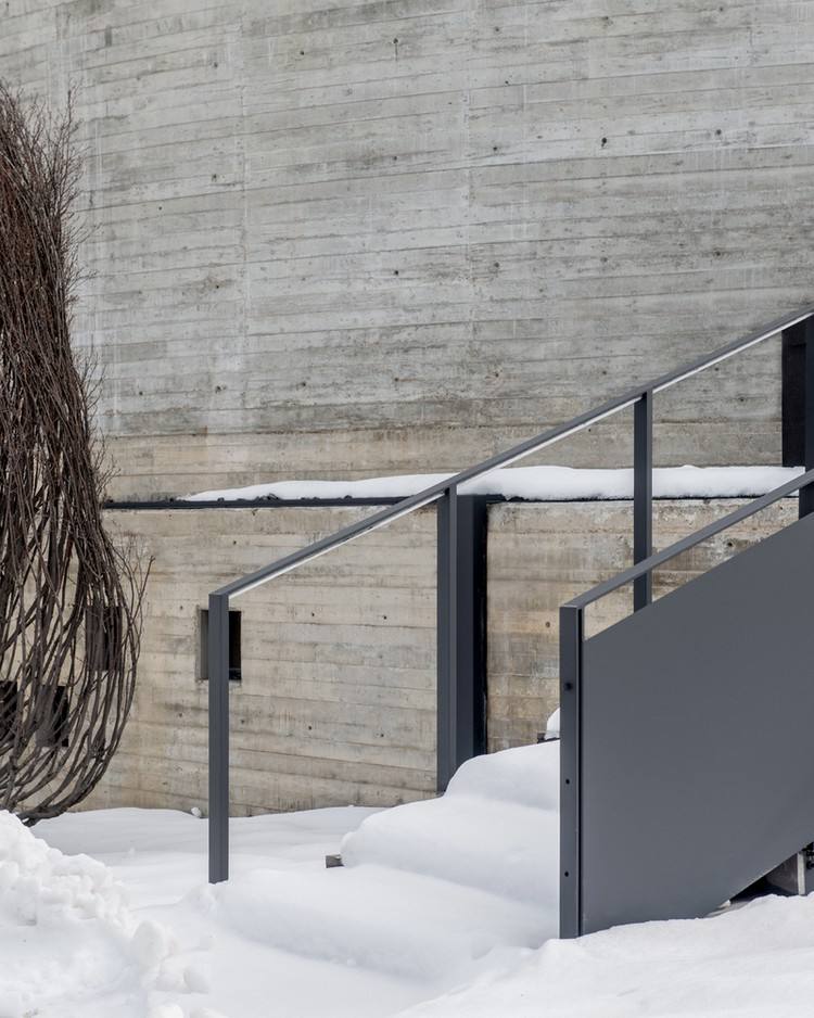 hausfassade beton treppe eingang schnee