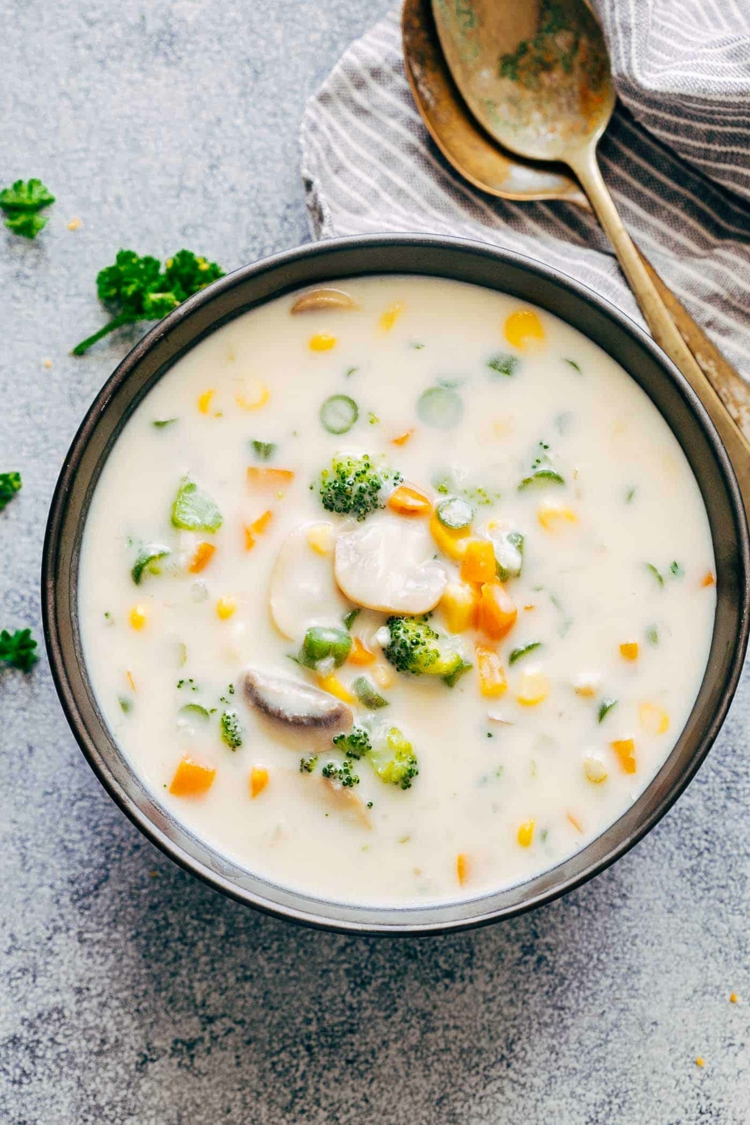 hausgemachte gemüsesuppe brokkoli mais champignons legierte suppe