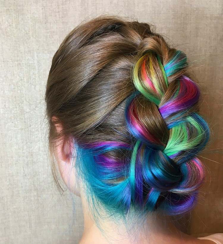 hidden rainbow hair stylen hochsteckfrisur bunt
