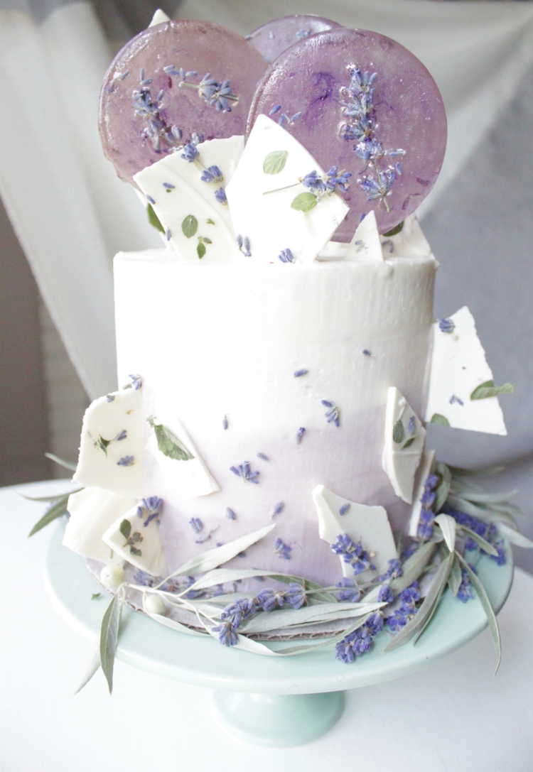 hochzeitstorte frische lavendel zweige dekoration glückssymbole glücksbringer hochzeit