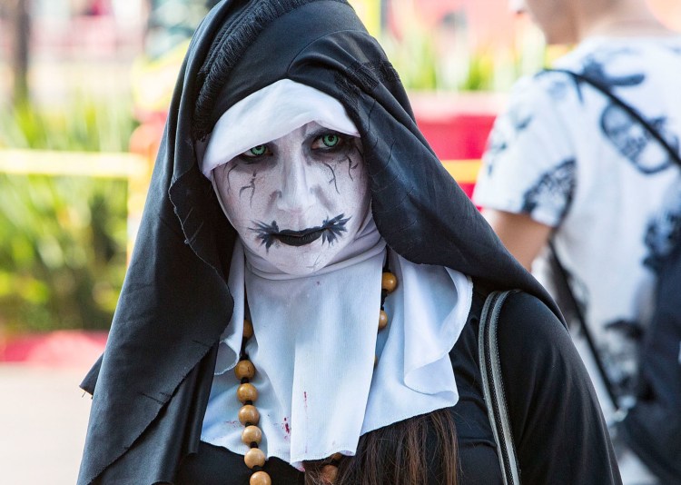 horror kostüm die nonne filme halloween inspirieren