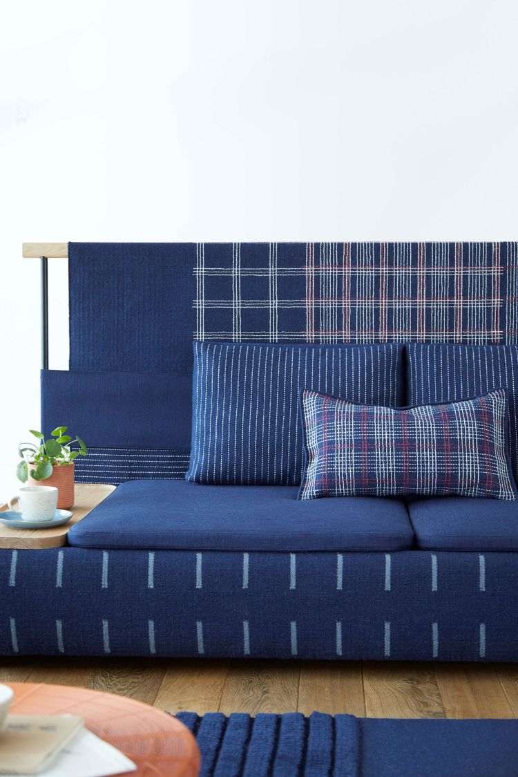 indigo farbe kombinieren blauer naturfarbstoff als element in der innenraumgestaltung indigoblau sofa rückenlehne holzschale