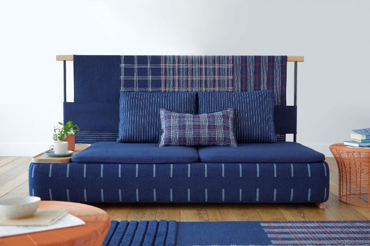 indigo farbe kombinieren blauer naturfarbstoff als element in der innenraumgestaltung indigoblau sofa rückenlehne teppich beistelltisch