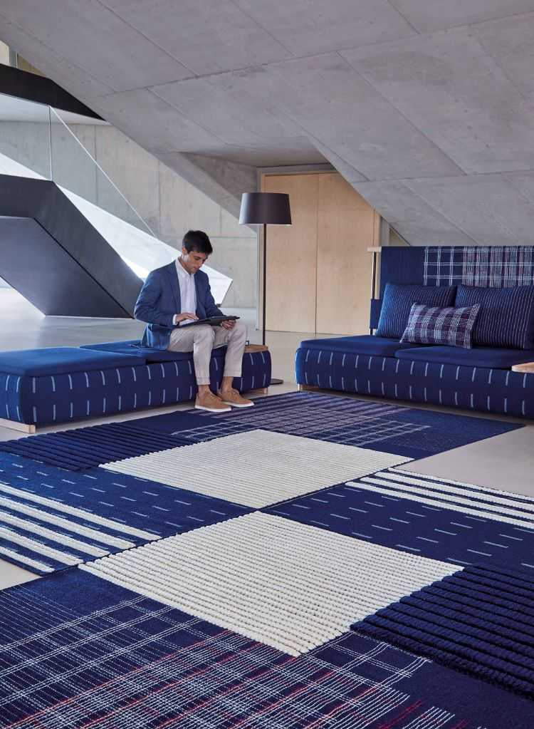 indigo farbe kombinieren blauer naturfarbstoff als element in der innenraumgestaltung indigoblau sofa teppich schrägdach beton