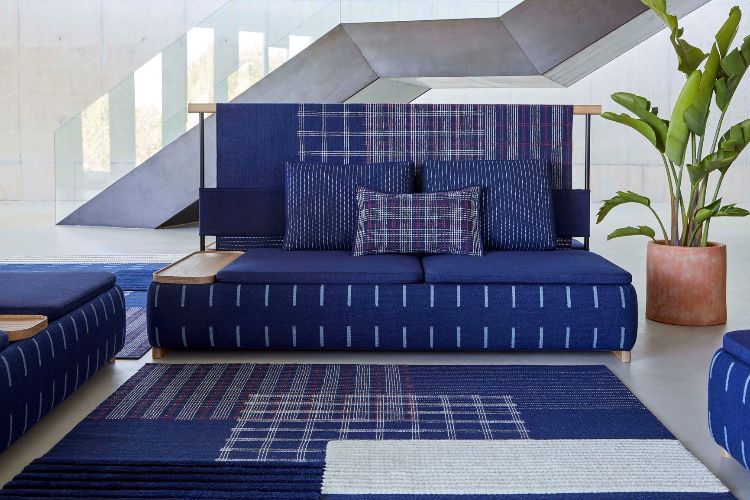 indigo farbe kombinieren indigoblau sofa teppich minimalistisch treppe pflanzen modern pflanzgefäß