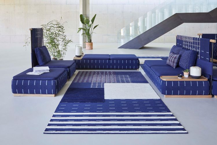 rbe kombinieren indigoblau sofa teppich minimalistisch treppe pflanzen modern wohnraum wohnkultur