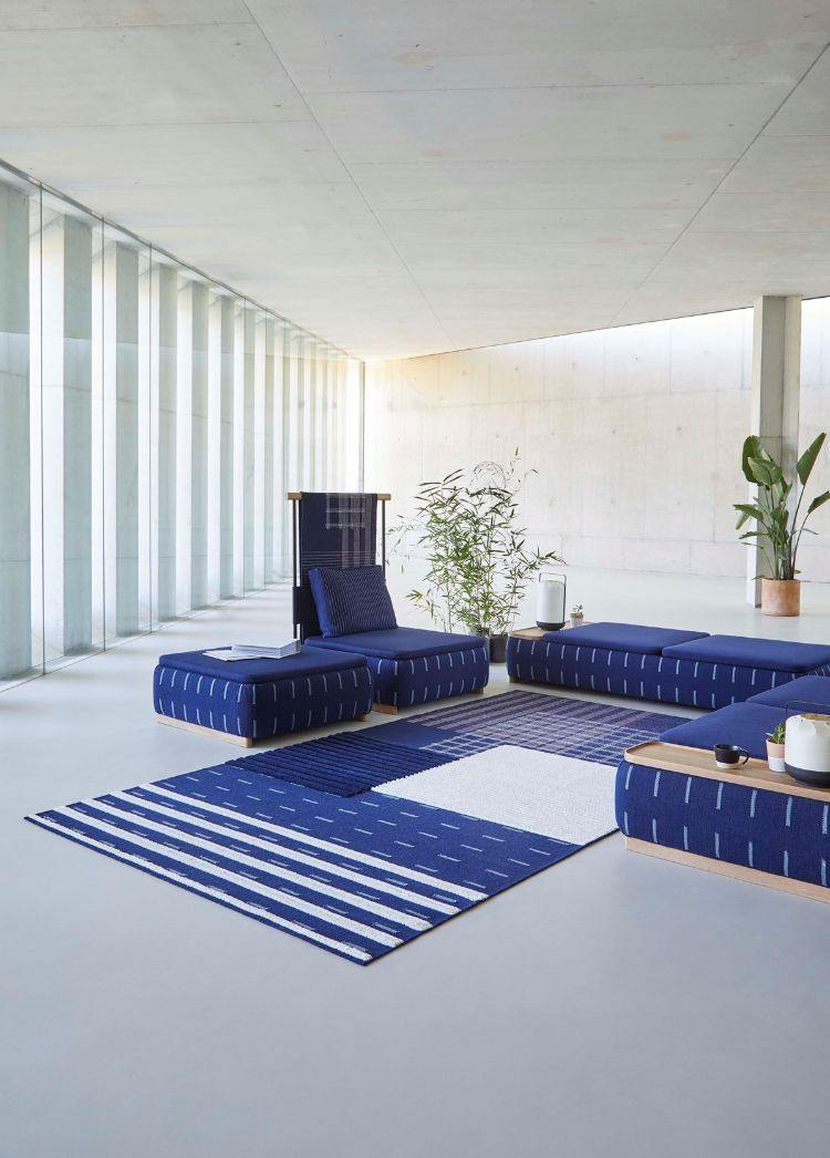 indigo farbe kombinieren indigoblau sofa teppich minimalistisch treppe pflanzen modern wohnraum wohnraum betonwände glas