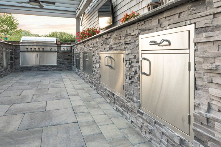 naturstein verblender außenwandverkleidung außenverkleidung überdachte terrasse luxus küche flach tv