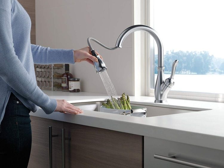 küchenarmatur vor fenster einhebelmischer schlauch flexibel spargel abwaschen aussicht