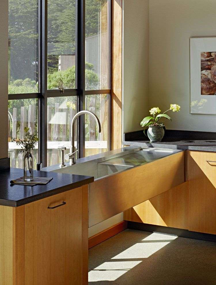 küchenarmatur vor fenster helle farbe holzmaterial ohne küchenrückwand metall spülbecken