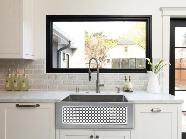 küchenarmatur vor fenster waschbecken design schwarze fensterrahmen innenhof