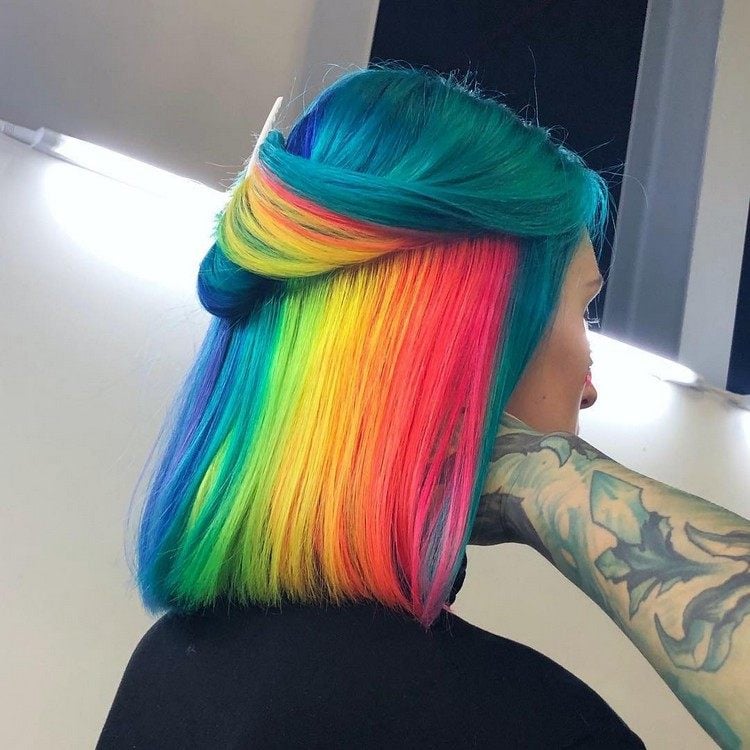 leuchtende haarfarben trend hidden rainbow blaue haarfarbe