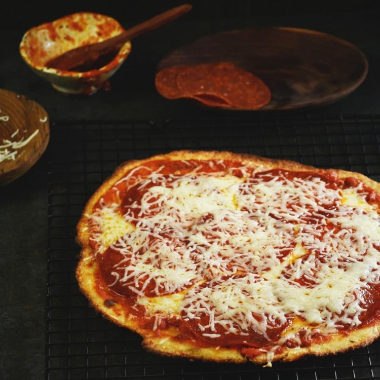 low carb pizza mandelmehl mozzarella frischkäse belegen
