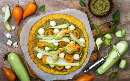 low carb pizzateig blumenkohl pesto tomaten zucchiniblüten