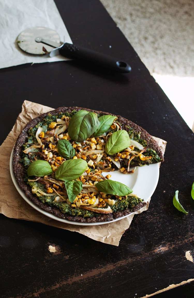 low carb pizzateig ohne mehl mais basilikumblätter vegetarisch quinoa